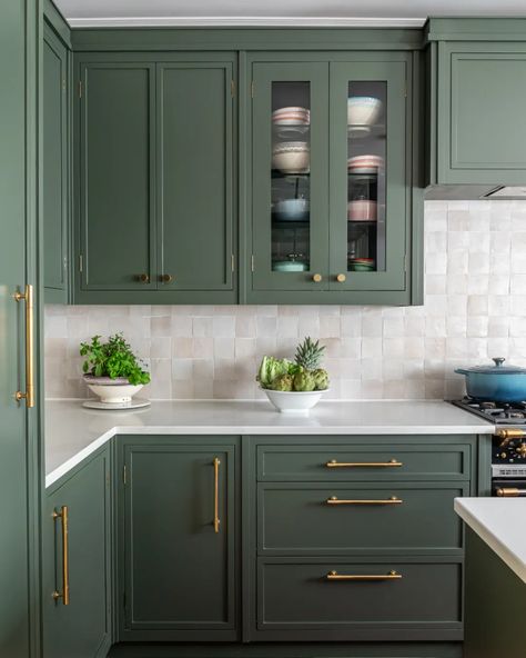 Inspiring Green Kitchen Ideas for 2022: Sage Green, Olive, Emerald and More Olive Kitchen, Olive Green Kitchen, Sage Kitchen, Dark Green Kitchen, Green Kitchen Designs, Sage Green Kitchen, Kabinet Dapur, Green Kitchen Cabinets, Kitchen Colour Schemes