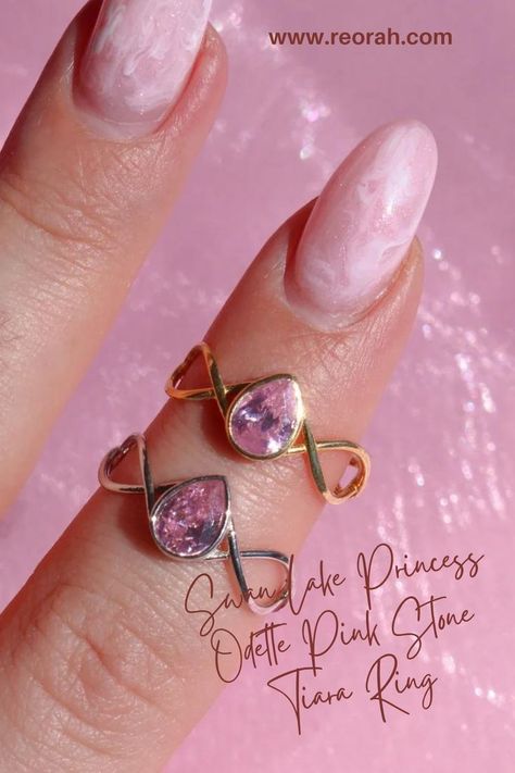 #aesthetic #tiktok #instagram #pinterest #trendy #jewelry #jewelrytrends #reorah #swanlake #silverjewellery #swanlakeprincessodettepinkstonetiararing #ringoftheday #barbieswanlake #barbiemovies #pinterestinspired #pinterestgirl #pinterestaesthetic #rings #ringstack #odette #rings #ringstack #barbie #princess Disney Princess Inspired Jewelry, Barbie Jewelry Aesthetic, Barbie Aesthetic Jewelry, Barbie Jewelry From Movies, Barbie Engagement Ring, Barbie Inspired Jewelry, Barbie Litdh, Pretty Crowns, Swan Lake Princess