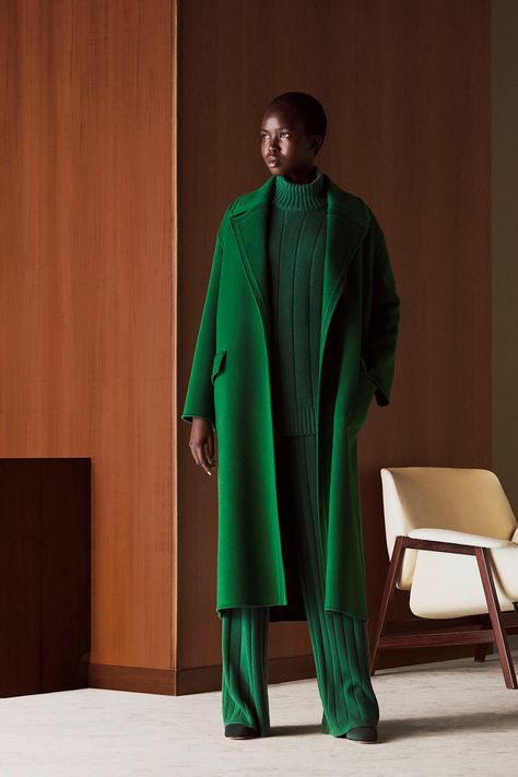 Avant Garde Outfit, Stylish Work Attire, Green Coat, Loro Piana, Work Outfits Women, Work Attire, Mode Inspiration, Green Fashion, Look Fashion