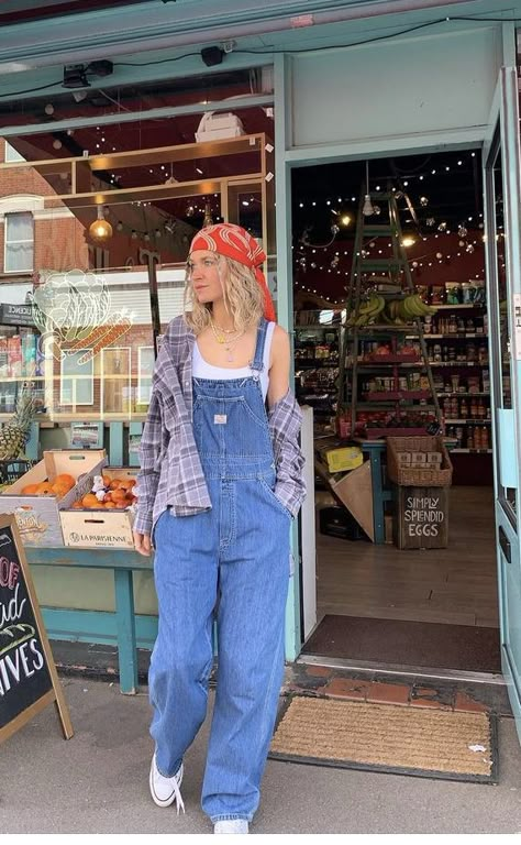 90s Fashion Dungarees, 2000s Fashion Overalls, Friends Overalls Outfit, Overalls 80s Outfit, Overalls Pants Outfit, Cowboy Overalls Outfit, Overall Spring Outfit, Overalls And Sweatshirt, Overalls Outfit Oversized