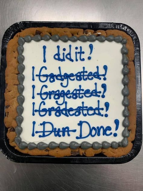 We Survived High School Cake, Graduation Cake Quotes, Funny Graduation Cakes For High School, Cute Graduation Cakes High Schools, Grad Party Cakes High School, Graduation Cake High School, High School Grad Cake Ideas, Graduation Cookie Cake Ideas, Senior Cake Ideas