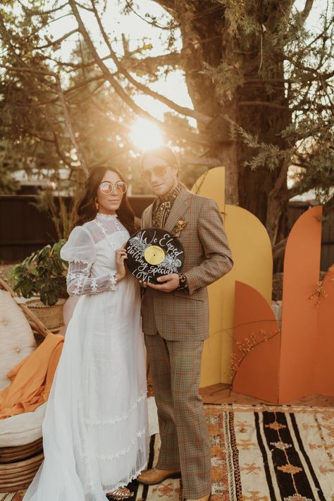 The bride wore vintage (and so did the groom + bridesmaids!) for this '70s-inspired backyard wedding inspiration! Get all the details on Green Wedding Shoes! Woodstock Wedding, Retro Wedding Theme, 70s Wedding, 1970s Wedding, Retro Bride, Wedding Boho, Retro Wedding, Wedding Inspiration Fall, 70s Inspired