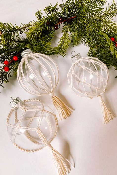 Easy Macrame Ornaments Diy, Diy Macrame Christmas, Macrame Ornaments, Kerajinan Diy, Pola Macrame, Boho Christmas Decor, Diy Jul, Macrame Christmas, Christmas Ball Ornaments