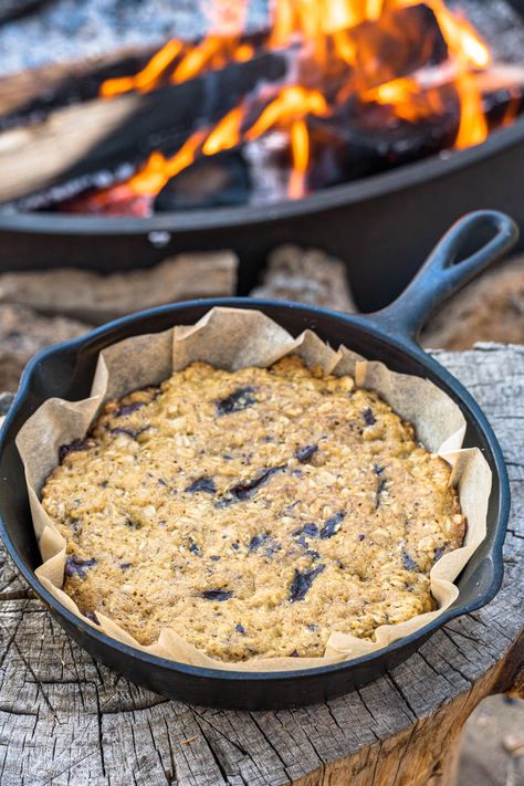 Campfire Chocolate Chunk Cookie Campfire Cookies, Endangered Species Chocolate, Camping Cookies, Chocolate Chunk Cookie Recipe, Camping Quebec, Camping Desserts, Skillet Chocolate Chip Cookie, Skillet Cookie, Cast Iron Recipes