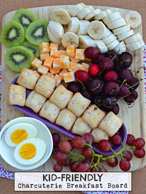 Breakfast Board For Two, Kids Snack Tray Ideas, Kidcuterie Board, Toddler Grazing Board, Kids Breakfast Charcuterie Board, Kids Charcuterie Board Dinner, Summer Kid Food, Kid Snack Board, Toddler Snack Board