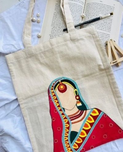 50 Tote bag painting ideas - Craftionary Tot Bag Painting, Cloth Bag Design Ideas, Painting On Tote Bags, Cute Acrylic Painting Ideas, Cute Acrylic Painting, Hand Painted Tote Bags, Tote Bag Painting Ideas, Bag Painting Ideas, Diy Bag Painting