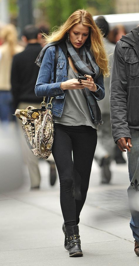 this looks comfy casual but still polished... I think the quality of the shirt makes the difference Blake Lively Street Style, Black Slim Pants, Blake Lively Style, Paris Mode, Transition Outfits, Dress Sweater, Nicole Richie, Rosie Huntington Whiteley, Ținută Casual