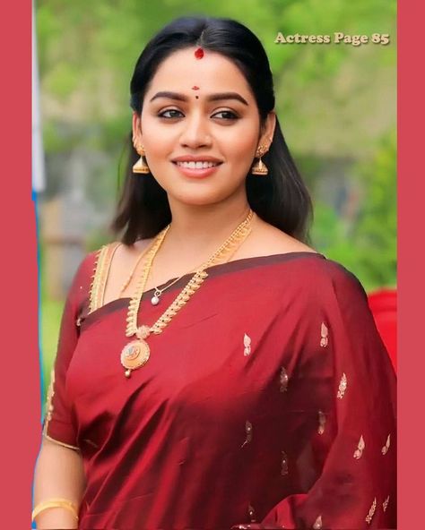 GayathriYuvaraj Gayathri Yuvaraj, Bollywood Actress Without Makeup, Indian Dresses For Women, Gal Gardot, Beautiful Women Over 40, Beautiful Smile Women, Blogger, Led, Gold