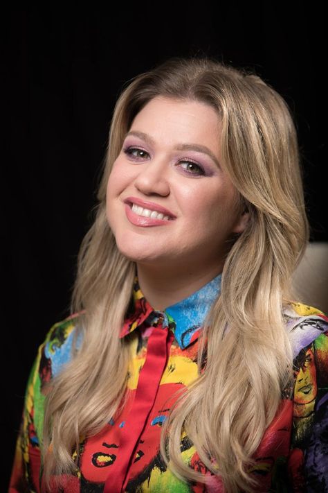 Black Celebrity News, Celebrity Singers, Round Face Haircuts, Trendy Haircuts, Famous Singers, Celebrity Tattoos, Kelly Clarkson, Pop Singers, American Idol