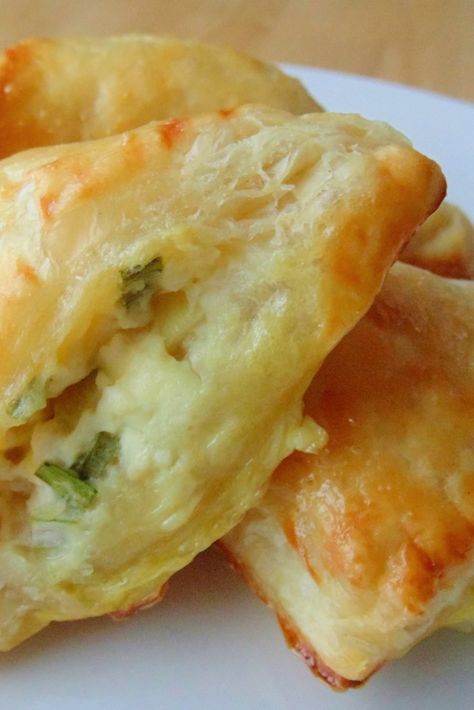 Feta Cheese Foldovers | "Golden puffed pastries are filled with a feta cheese mixture. These can be made ahead, and popped into the oven after your guests arrive." #appetizers #appetizerrecipes #appetizerideas #apps Quick Party Snacks, Best Thanksgiving Appetizers, Puff Pastry Appetizers, Pastry Appetizer, Thanksgiving Appetizer Recipes, Easy Puff Pastry, Make Ahead Appetizers, Puff Pastry Dough, Frozen Puff Pastry