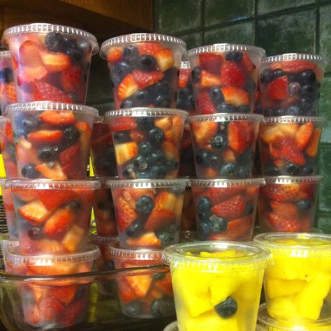 Great idea to take as a team snack or to a class party. Could even prepare a few of these at the start of the week to have on hand for breakfast, school lunches, etc. Tournament Food, Sport Snacks, Team Meal, Soccer Snacks, Sports Snacks, Classroom Snacks, Team Snacks, Camping Snacks, Game Snacks