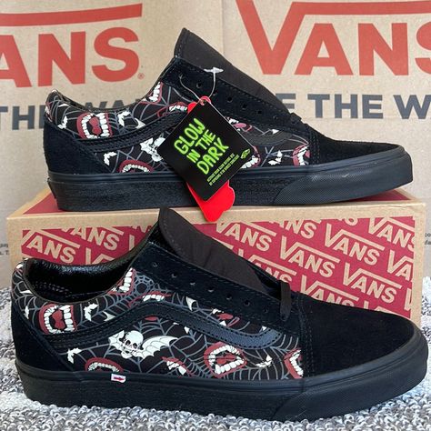 New In The Box Authentic Men’s Vans Old Skool Glow Frights Black/Black Sneakers Glow In The Dark Old Skool Black, Custom Design Shoes, Blue Vans, Vans Red, Floral Sneakers, Vans Black And White, Black And White Sneakers, Shoes Vans, Black Vans