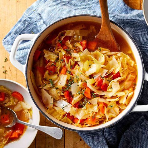 If you're following a cabbage soup diet, this healthy cabbage soup recipe packs in lots of flavor. Make a big batch for lunch or dinner all week. Recipes Pescatarian, Healthy Cabbage Soup, Soup Cabbage, Packed Snacks, Cabbage Diet, Cabbage Soup Diet Recipe, Diet Soup, Diet Soup Recipes, Vegetable Soup Healthy