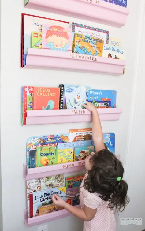 How To Decorate Bookshelves, Decorate Bookshelves, Gutter Bookshelf, Diy Open Shelving, Diy Bookshelf Kids, Kids Book Storage, Clever Kids, Decorating Bookshelves, Rope Shelves