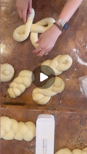 Filled Bread Recipes, Cinnamon Challah Bread, How To Make Challah Bread, Twisted Bread Recipes, Bread Shapes Ideas Simple, Challah Designs, Sweet Bread Dough, Bread Design Ideas, Challah Rolls