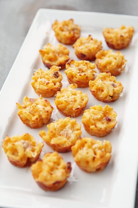 Mini Mac and Cheese Bites Macaroni Cheese Bites, Macaroni And Cheese Bites, Makaroni Keju, Cheese Recipes Appetizers, Mac And Cheese Bites, Healthy Superbowl Snacks, Cheese Appetizer, Popsugar Food, Superbowl Snacks