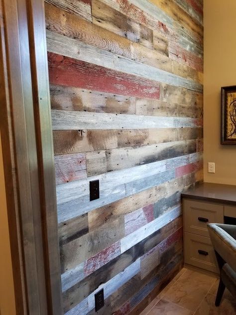 Reclaimed Pallet Wood Wall, Weathered Wood Accent Wall, Rustic Wall Covering Ideas, Pallet Wall Entryway, Old Wood Walls Makeover, Barnwood Interior Ideas, Reclaim Wood Wall, Wood Wall Covering Ideas, Barnboard Accent Wall