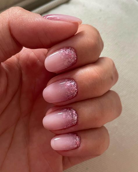 Pastel Pink Nails With Glitter, Pink Wedding Manicure, Gel Manicure Ideas For Short Nails Pink, Barbie Purple Nails, Light Nails With Glitter, Glitter Pink Nail Designs, Manicure Ideas For Short Nails Pink, Nail Inspo Pink Glitter, Light Pink Nails With Sparkle