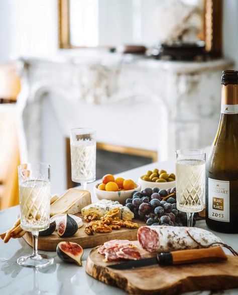 I'm French, Here's How To Host The Perfect French Apéritif French Cheese Board, French Dinner Parties, French Appetizers, French Cocktails, Plateau Charcuterie, Catching Up With Friends, French Party, French Lifestyle, Dinner Party Themes