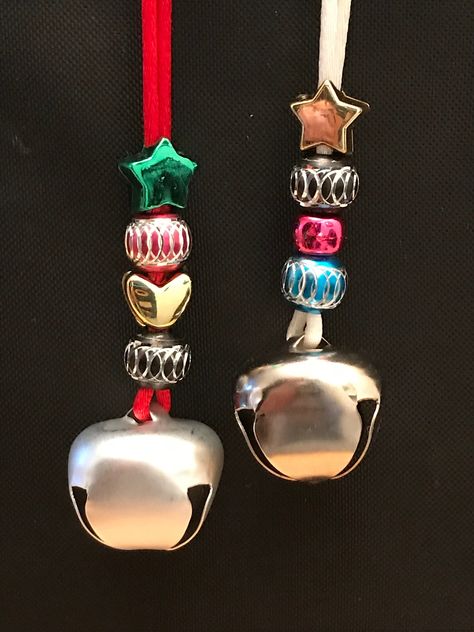 Jingle Bell Necklace Craft, Jingle Bells Diy Christmas Ideas, Diy Jingle Bell Necklace, Christmas Necklaces To Make, Jingle Bell Crafts Christmas, Christmas Crafts Using Jingle Bells, Crafts With Bells Christmas, Jingle Bell Crafts Diy, Crafts With Jingle Bells