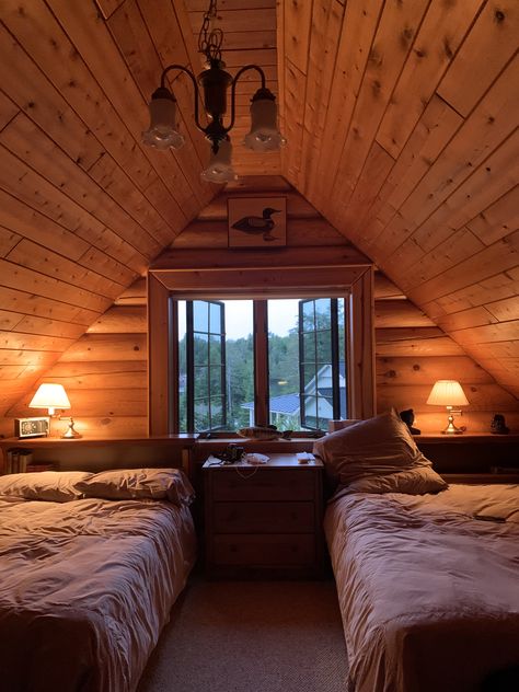 Cabin House Bedroom Ideas, Camping Cabin Interior, Loft Cabin Interior, Beds In Loft Area, Log Cabin Loft Ideas Spaces, Pretty Cabin Houses, Log Cabin Interior Ideas Bedroom, Small Cabin Room Ideas, Log Cabin Guest Room