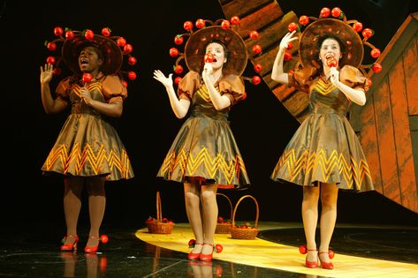 The Wizard Of Oz Apple Tree costumes on stage. Costume Designer: Peter McKintosh.  Photo by Robert Day. Wizard Of Oz Tree, Wizard Of Oz Costumes Diy, The Wizard Of Oz Costumes, Poppy Costume, Wizard Of Oz Play, Wizard Of Oz Musical, Wizard Of Oz Decor, Crow Costume, Tree Costume