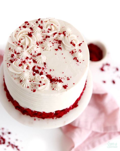 Red Velvet Cake Recipe - Sugar & Sparrow Red And Purple Birthday Cake, Fancy Red Velvet Cake, Red Velvet Cake Decorating Ideas, Redvelvet Cake Design, Velvet Cake Decoration, Velvet Cake Design, Simple Red Velvet Cake, Red Velvet Cake Design, Red Velvet Cake Decoration