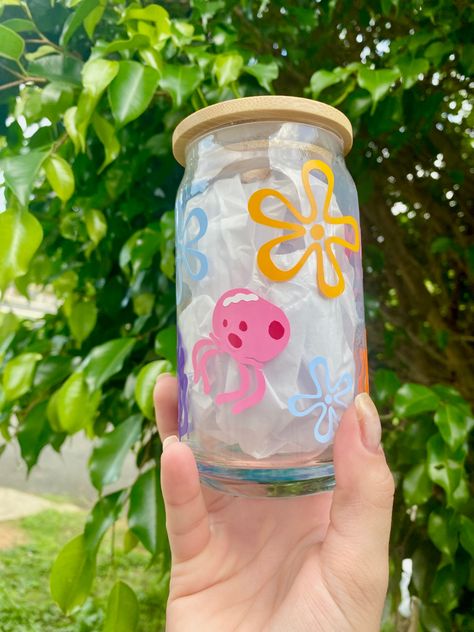 Crystal cup decorated with vinyl Summer Tip Jar Ideas, Painted Cups Diy, Glass Painting Jars Ideas, Painted Jars Ideas Diy Projects, Glass Cup Cricut, Painted Glass Cups Diy, Cricket Ideas Projects, Painting On Glass Cups, Drawing On Glass Cups