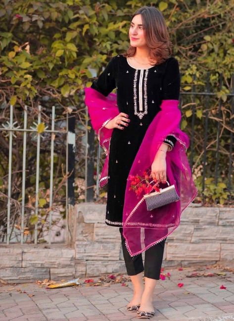 Velvet Outfits, Velvet Kurti, Velvet Suit Design, Lace Dress Design, Velvet Dress Designs, Latest Dress Design, Stylish Short Dresses, Pakistani Fashion Party Wear, Velvet Suit