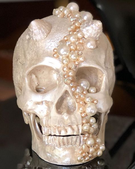 Resin Skull Ideas, Halloween Glamour, Decorated Skulls, Skull Diy, Pearl Skull, Tattoo Skulls, Colorful Skull Art, Creepy Baby Dolls, Diy Skulls