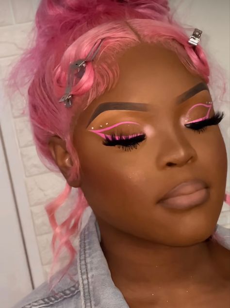 Gender Reveal Makeup Ideas Black Women, Gender Reveal Makeup, Pink Eyeliner Makeup, Pink Makeup Looks Black Women, Bday Makeup, Pink Glitter Makeup, Birthday Makeup Looks, Face Beat Makeup, Glitter Makeup Looks