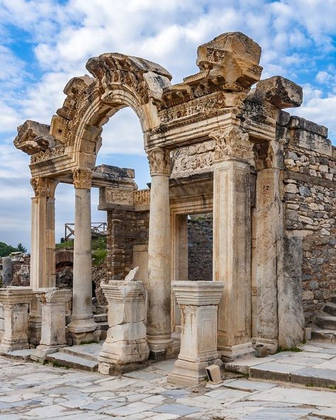 Temple of Hadrian ruins in Ephesus Antique City. #ephesus #anatolia #turkey Ancient Greek Buildings, Greek Ruins, Greek Buildings, Ephesus Turkey, Europe 2024, Anatolia Turkey, Ancient Ruins, Ancient Cities, Ancient Times