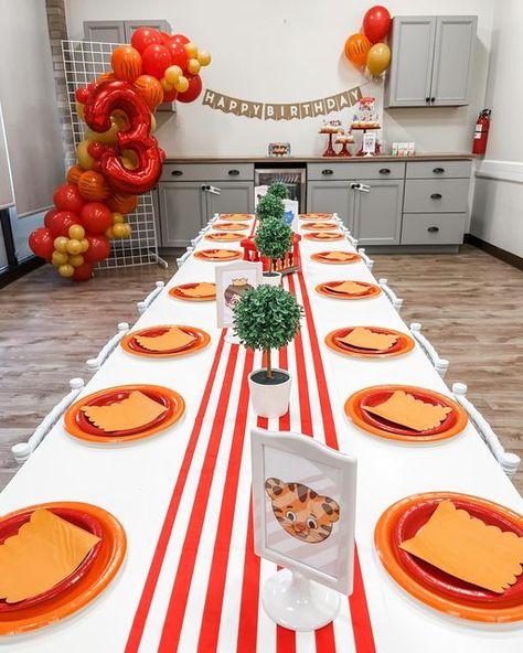 Daniel Tiger Theme Birthday Party, Diy Daniel Tiger Party Decorations, Daniel Tiger Centerpiece Ideas, Daniel Tiger Birthday Party Decoration, Daniel The Tiger Birthday Party, Daniel Tiger Birthday Party Ideas, Daniel Tiger Party Decorations, Daniel Tiger Birthday Cake, Daniel Tiger Party