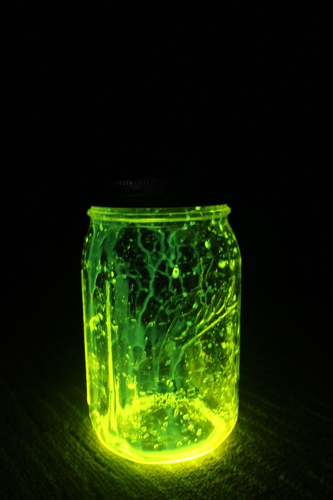 crack glow sticks, cut the tip off, let the glowing liquid drip into a mason jar, close the jar, shake it up and VOILA you have yourself a a glow-in-the-dark lamp! Glow In The Dark Liquid, Dark Lamp, Bt Tower, Cap Ideas, Stick Art, Random Ideas, The Jar, Glow Sticks, Halloween 2024