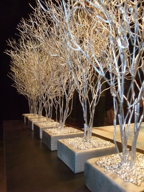 Tree Branch Decor, Decoration Vitrine, Winter Wonderland Party, בר מצווה, Branch Decor, Winter Wonderland Wedding, Baby Shower Winter, Christmas Window, Wonderland Party