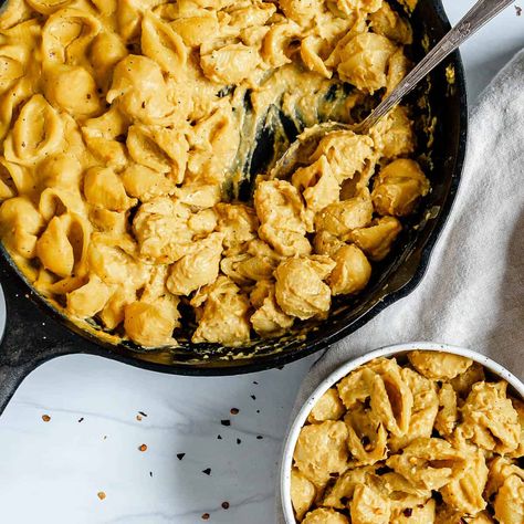 Butternut Squash Mac n' Cheese Butternut Squash Mac Cheese, Plant Based On A Budget, Butternut Squash Vegan, Butternut Squash Pasta Sauce, Squash Mac And Cheese, Vegan Mac N Cheese, Butternut Squash Mac, Butternut Squash Mac And Cheese, Baked Butternut Squash