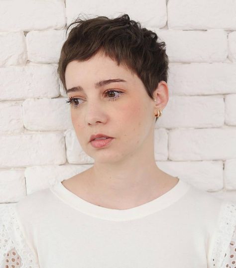 Genifer Goodwin Short Hair, Pixie Hair Plus Size, Pixie Cut Plus Size Round Faces, Extra Short Pixie Haircut, Queer Pixie Cut, Short Pixie Round Face, Pixie Cut On Plus Size Women, Plus Size Pixie Cut, Pixie Cut Plus Size