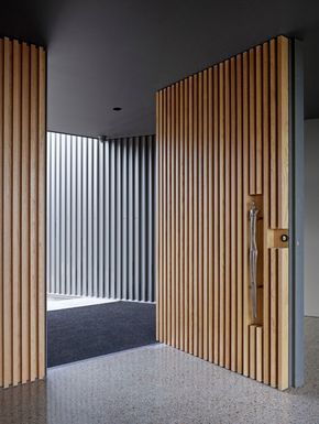 This large pivoting front door covered in light wood slats has a sculptural door handle set into the wood to welcome you into the home. बेडरूम डिजाइन, Modern Wood Doors, Vstupná Hala, Vertical Slats, Modern Front Door, Casa Country, White Door, Wooden Front Doors, Entrance Door Design