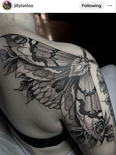 Tattoo Papillon, Gotik Tattoo, Wicked Tattoos, Theme Tattoo, Tattoos Geometric, Moth Tattoo, Red Ink Tattoos, Geniale Tattoos, Gothic Tattoo