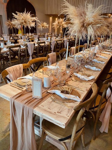 Simple Boho Wedding Reception, Runa Farm Wedding, Boho Brunch Wedding, Rustic Pampas Wedding Decor, Wedding Bohemian Decorations, Wedding Table Placement Ideas, Glam Rustic Wedding, Wedding Copper Theme, Bohemian Event Decor