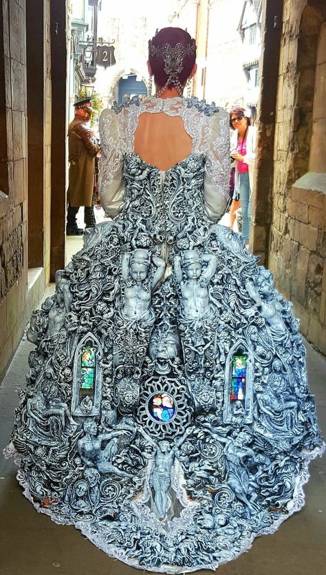 Wearable Art Recycled, Steampunk Wedding Dress, World Of Wearable Art, Art Deco Ideas, Wearable Sculpture, Wearable Art Fashion, Costumes Couture, Strange And Unusual, Fashion Displays