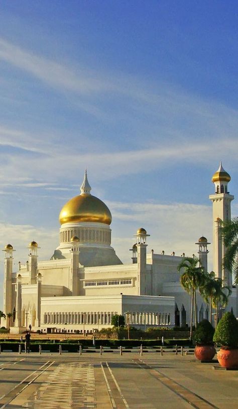 Sultan  Omar Ali Saifuddin Mosque in Bandar Seri, Begawan, Brunei. Omar Ali Saifuddin Mosque, Brunei Travel, Asia Cruise, Bandar Seri Begawan, Abdul Mateen, Beautiful Mosque, Temple Of Heaven, Medina Mosque, Mosque Architecture