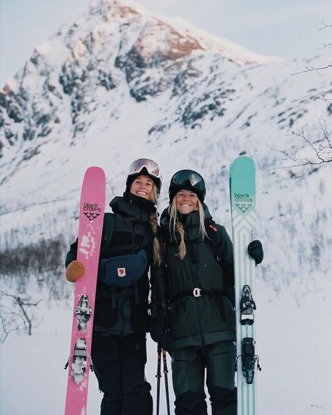 Come ski with me in April girls! My first ever trip I’m hosting will be a special one and I can’t wait to get to ski with you. We will… | Instagram Ski Instagram Pictures, Utah Ski Trip, Snowboarding Pics, Girls Ski Trip, Ski Trip Aesthetic, Ski Fits, Ski Trip Outfit, Ski Pictures, Cute Cabins