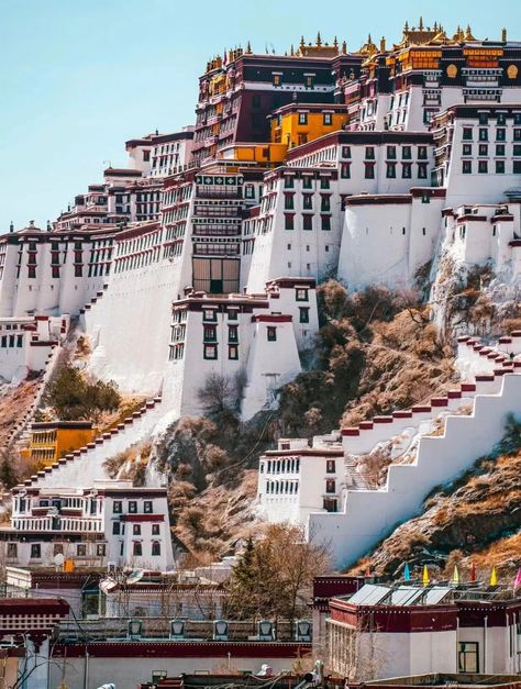 The Potala Palace is a majestic building integrating palaces, castles and monasteries in Tibet Tibet Architecture, Tibet Monastery, Mongolian Architecture, Potala Palace Tibet, Nepal Architecture, Tibetan Architecture, Potala Palace, Buddhist Art Drawing, China Architecture