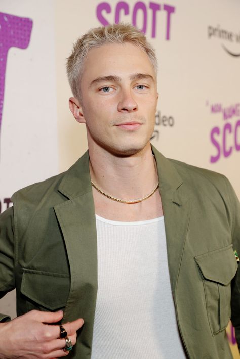 Drew Starkey was born on 4 November 1993 in Asheville, North Carolina. He is an American actor who has been acting for about seven years now. Drew Starkey made a ... Read more» The post Drew Starkey Wiki, Biography, Outer Banks and more details appeared first on Sidomex Entertainment. Obx Cast, Billy Wilder, Rafe Cameron, Drew Starkey, Asheville North Carolina, Hottest Guy Ever, Fav Celebs, Girls Dream, Man Crush