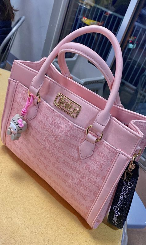 Purse Aesthetic, Look Rose, Sacs Design, Pink Lifestyle, Luxury Bags Collection, Purse Essentials, Handbag Essentials, Pink Hello Kitty, Girly Bags