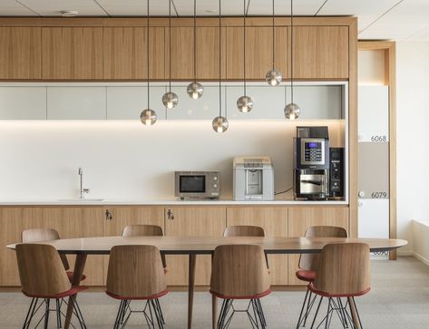 International Investment Bank Offices - Paris - Office Snapshots Office Pantry Design Corporate, Office Pantry Design Modern, Office Pantry Ideas, Office Kitchen Break Room, Corporate Kitchen, Office Kitchenette, Paris Office, Work Kitchen, Banks Office