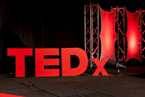 Want to improve your public speaking skills? Learn from the world's best TEDx speakers. 27 Life Hacks, Public Speaking Activities, Speaking Tips, Public Speaking Tips, Career Vision Board, Presentation Skills, Public Speaker, Speaking Skills, Ted Talks