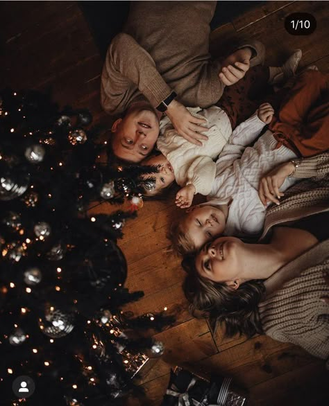 In Home Family Christmas Photos, Family Photography Christmas, Home Christmas Photoshoot Family, New Year Family Photo Ideas, Christmas Family Poses, New Year Family Photoshoot, Family Of 4 Christmas Photos, Christmas Family Photos At Home, Holiday Photoshoot Family