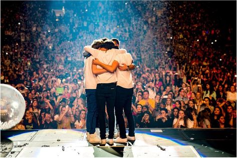 Harry Styles Tweets, One Direction Group, 1d Day, Gambar One Direction, Group Hug, One Direction Wallpaper, One Direction Photos, Harry Styles Wallpaper, One Direction Pictures